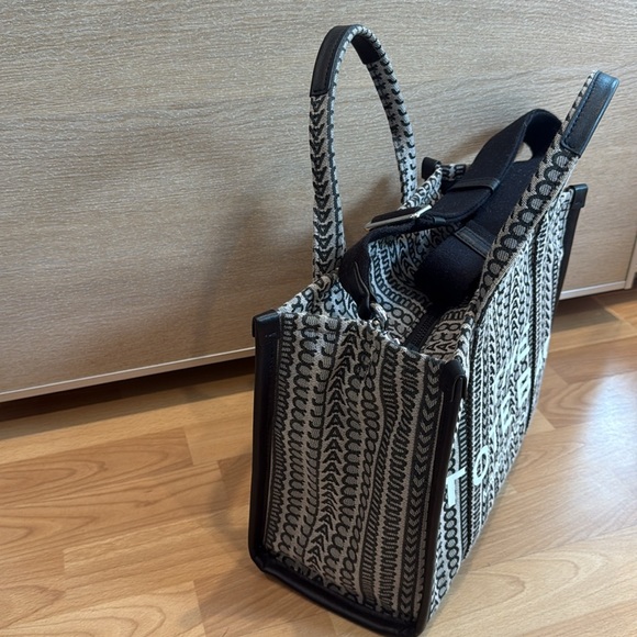 Marc Jacobs The Tote Bag – Monogram Jacquard – Black & Beige - Picture 2 of 4